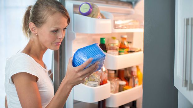 Frau vor Kühlschrank | MHD: Ist das noch genießbar? | Abenteuer Leben