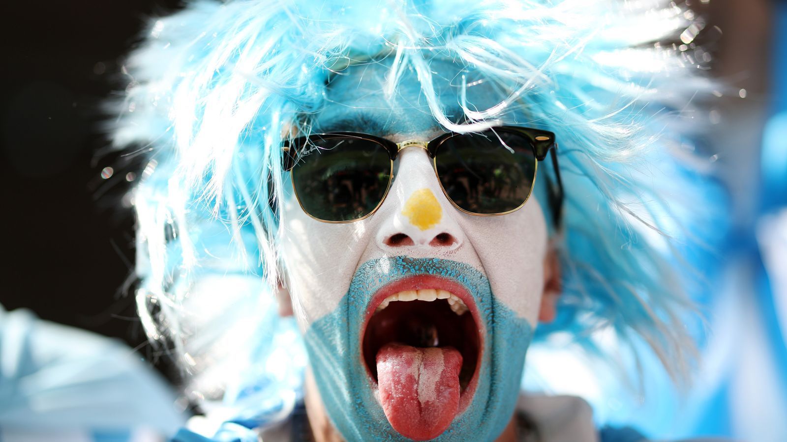 
                <strong>Fan aus Argentinien</strong><br>
                Achtung, nicht verwechseln! Dieser glühende Fan ist Anhänger der Argentinier - auch wenn die blaue Farbe der Uruguays ähnelt.
              
