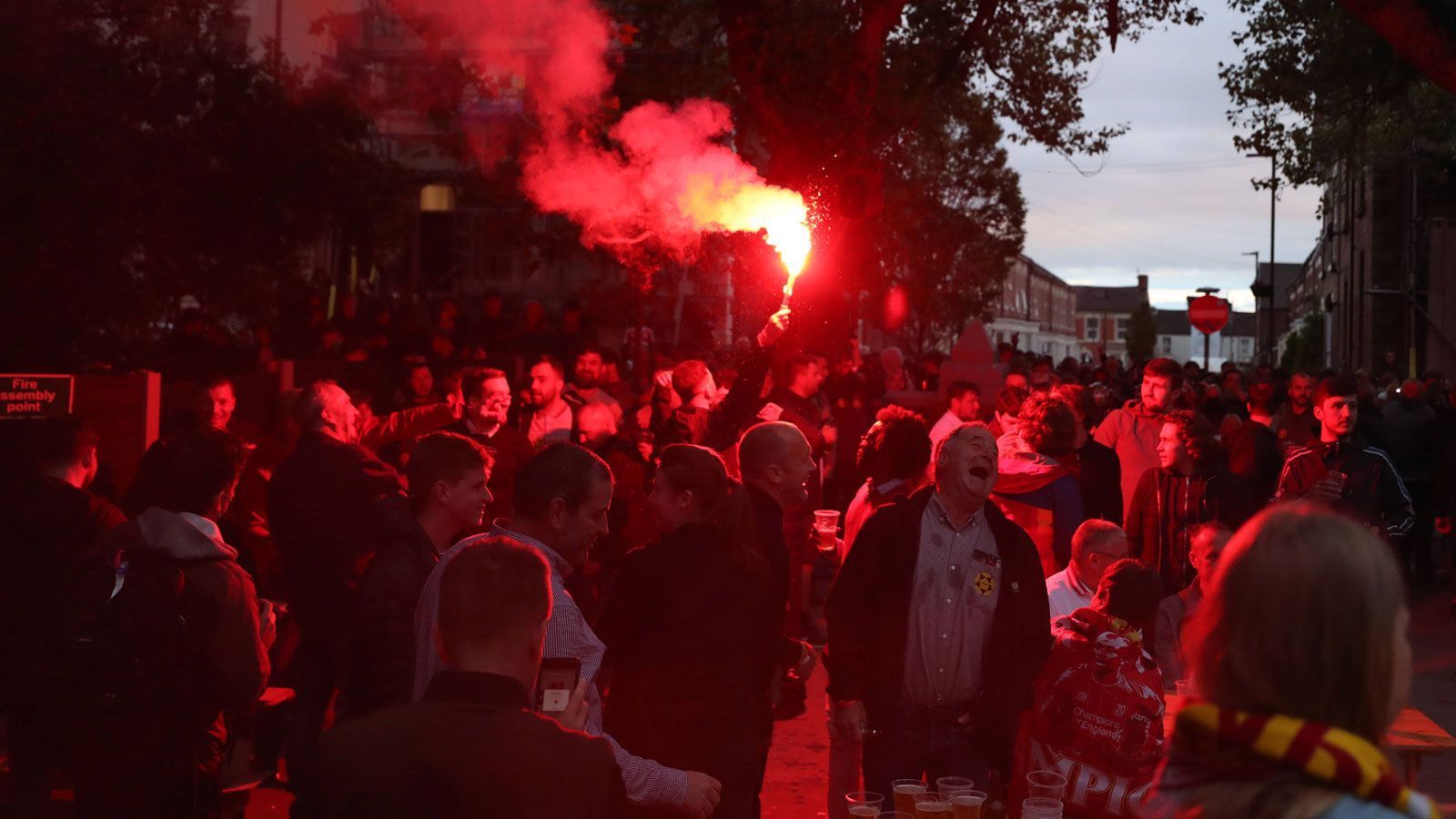 
                <strong>Fans stimmen sich ein</strong><br>
                Beim gemeinsamen Fußballschauen - auf gut Deutsch: Public Viewing - stimmen sich die LFC-Fans auf den großen Moment ein. Immerhin vergingen auch zwischen dem endgültigen Titelgewinn und der Trophäenübergabe sage und schreibe 27 Tage.
              