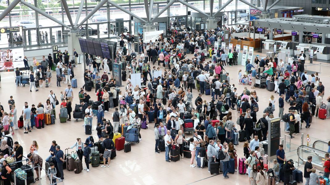 Die Schlangen sind lang: Während der Proteste der Klimaaktivisten am Hamburger Flughafen warten die Passagiere an den Terminals auf ihre Flüge.