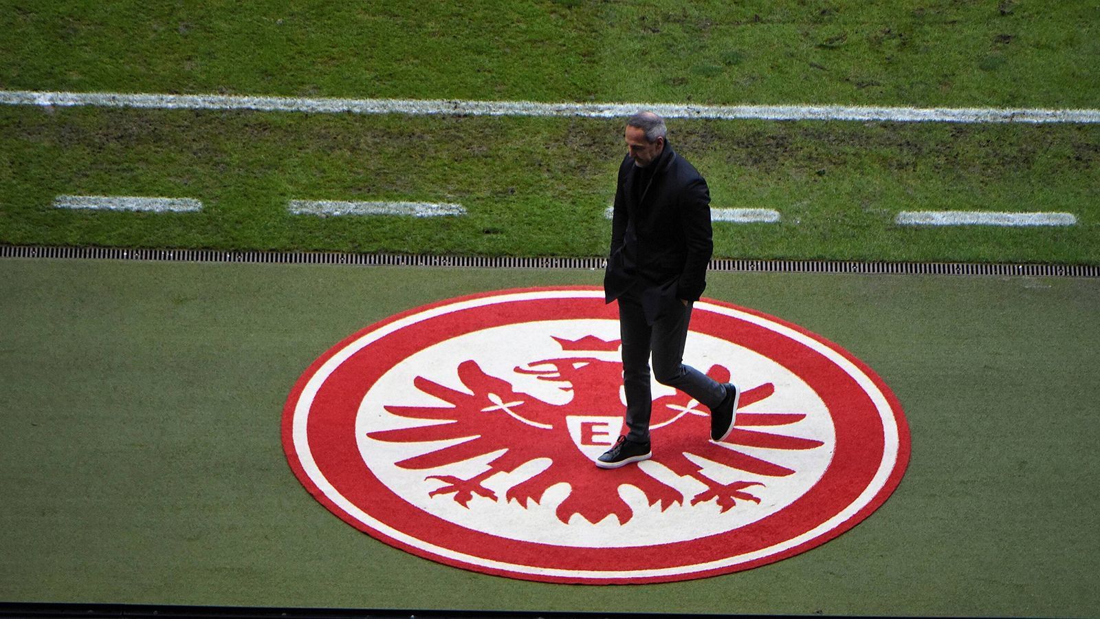 
                <strong>Eintracht Frankfurt: Adi Hütter (Vertrag bis 2023)</strong><br>
                Eigentlich eine Erfolgsgeschichte mit sensationellen Europa-League-Nächten, Jubelstürmen der Fans und ansehnlichem Fußball. Doch in den vergangenen Wochen gerät Hütter zunehmend in die Kritik. Er bringe die Mannschaft nicht mehr weiter, es sei keine Entwicklung mehr zu erkennen, meinen pessimistische Stimmen. Anfang September verlängerte die Eintracht den Vertrag mit dem Österreicher noch bis 2023. Doch ausgerechnet in der Saison, in der Frankfurt mal keine Dreifachbelastung hat, läuft es in der Bundesliga schleppend. Pünktlich im letzten Spiel des Jahres landete die Eintracht dann gegen Augsburg den ersten Sieg nach neun sieglosen Spielen. Jetzt muss dieser Trend aufrechterhalten werden.
              