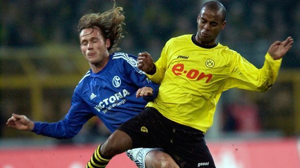 
                <strong>Flavio Conceicao</strong><br>
                In der Saison 2003/2004 lieh sich Borussia Dortmund Flavio Conceicao aus, der bei Real Madrid zuvor nur Ergänzungsspieler war. So richtig zu überzeugen wusste der 29-Jährige nicht, weshalb er schlussendlich nur zu 14 Bundesliga-Einsätzen (ein Tor) kam. Kein Wunder, dass auch Real Madrid nach der Rückkehr des Brasilianers keine Verwendung mehr für ihn hatte und den defensiven Mittelfeldspieler an Galatasaray Istanbul abschob. Nach nur einem halben Jahr in der Türkei ging die Reise weiter nach Griechenland. Im Januar 2006 gab Flavio Conceicao als Spieler von Panathinaikos Athen sein Karriere-Ende bekannt.
              