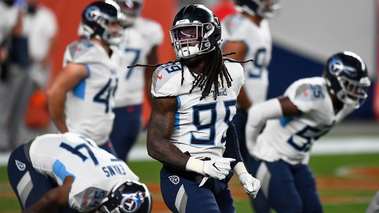 
                <strong>Schlechte Leistungen: Jadeveon Clowney (Tennessee Titans)</strong><br>
                Der erste Pick aus dem Draft 2014 fand in der Offseason lange Zeit keinen Arbeitgeber. Clowneys hohe Gehaltsforderungen schreckten viele Mannschaften ab, die Tennessee Titans boten dem Pass Rusher schließlich einen Einjahresvertrag an. Der erhoffte Erfolg blieb allerdings bisher aus, in acht Spielen verzeichnete Clowney nur 19 Tackles und keinen einzigen Sack. Ein neuer Vertrag in Nashville ist nach jetzigem Stand höchst unwahrscheinlich.
              