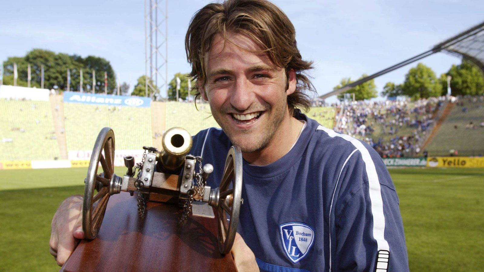 
                <strong>Thomas Christiansen (Spieler)</strong><br>
                Der spanische Däne erlebte seine größte Zeit beim VfL Bochum. Mit 21 Toren wurde er 2003 gemeinsam mit Giovane Elber Torschützenkönig der Bundesliga. Sein Engagement danach bei Hannover 96 war dagegen weniger erfolgreich.
              