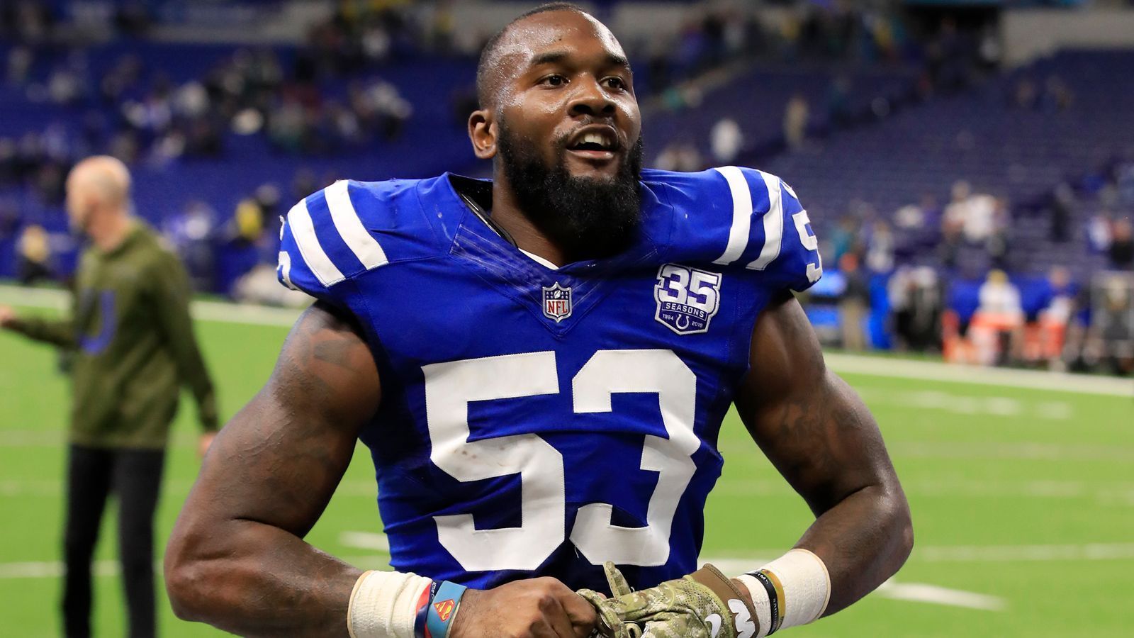 
                <strong>Darius Leonard (Indianapolis Colts)</strong><br>
                Zweitrundenpick Darius Leonard hat bei den Indianapolis Colts von Woche eins an überzeugt und führt die komplette (!) NFL in Total- und Combined Tackles an. Mit 135 Tackles hat der Outside-Linebacker ganze 17 Tackles mehr als der Zweitplatzierte Blake Martinez. Dazu weist er auch noch sieben Sacks auf - von den Rookie-Kollegen hat nur Bradley Chubb mehr. Nebenbei stehen bei Leonard auch noch vier Forced Fumbles und eine Interception in den Game Logs. 
              