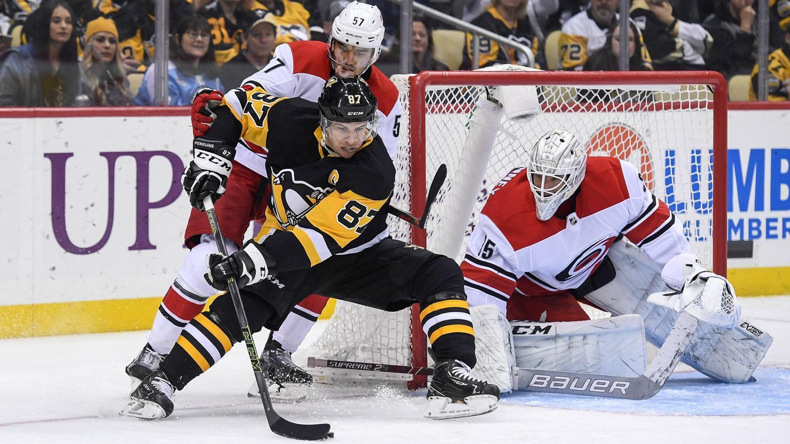 
                <strong>Wissenswertes und Kurioses zu den Pittsburgh Penguins und Carolina Hurricanes </strong><br>
                ProSieben MAXX und ran beginnen am Sonntag die wöchentliche Übertragung der NHL mit einem Duell zweier Titelkandidaten. Die Pittsburgh Penguins empfangen die Carolina Hurricanes (Sonntag um 18:45 Uhr live auf ProSieben MAXX und ran.de). Wir haben das Angeberwissen zur Partie für alle Eishockey-Nerds und jene, die es werden wollen.
              