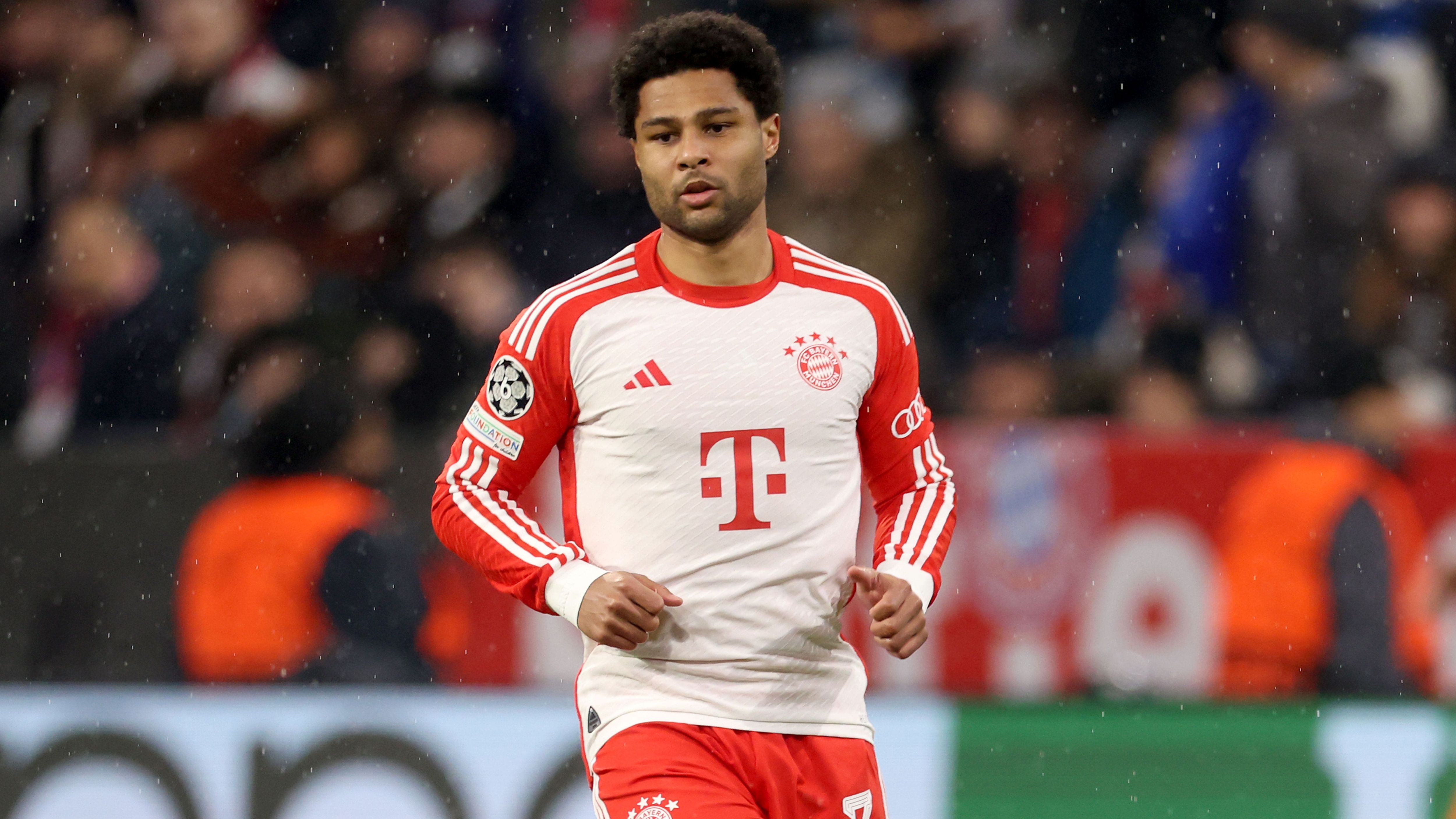 <strong>Serge Gnabry</strong><br>Zweiter Einsatz nach überstandener Verletzung für den Nationalspieler, der nach 62 Minuten Sane ersetzt. Nur vier Minuten später darf er über sein erstes Saisontor jubeln, als er Goretzkas Flanke mit der Hacke durch Zentners Beine ins Tor schiebt. <strong><em>ran</em>-Note: 2</strong>