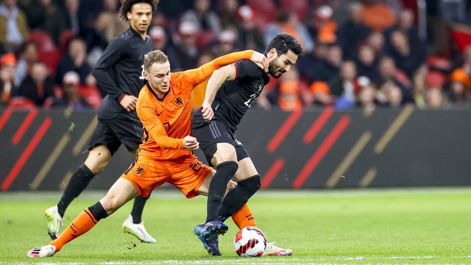 
                <strong>Ilkay Gündogan</strong><br>
                Agiert als defensivster Mittelfeldspieler, lässt sich im Aufbau weit nach hinten fallen und verteilt die Bälle umsichtig. Verzettelt sich einige Male in kritische Zweikämpfe, die die Niederländer zum Glück nicht nutzen können. Die Sicherheit der ersten Hälfte geht mit zunehmender Dauer der zweiten Halbzeit dann allmählich verloren. ran-Note: 3
              