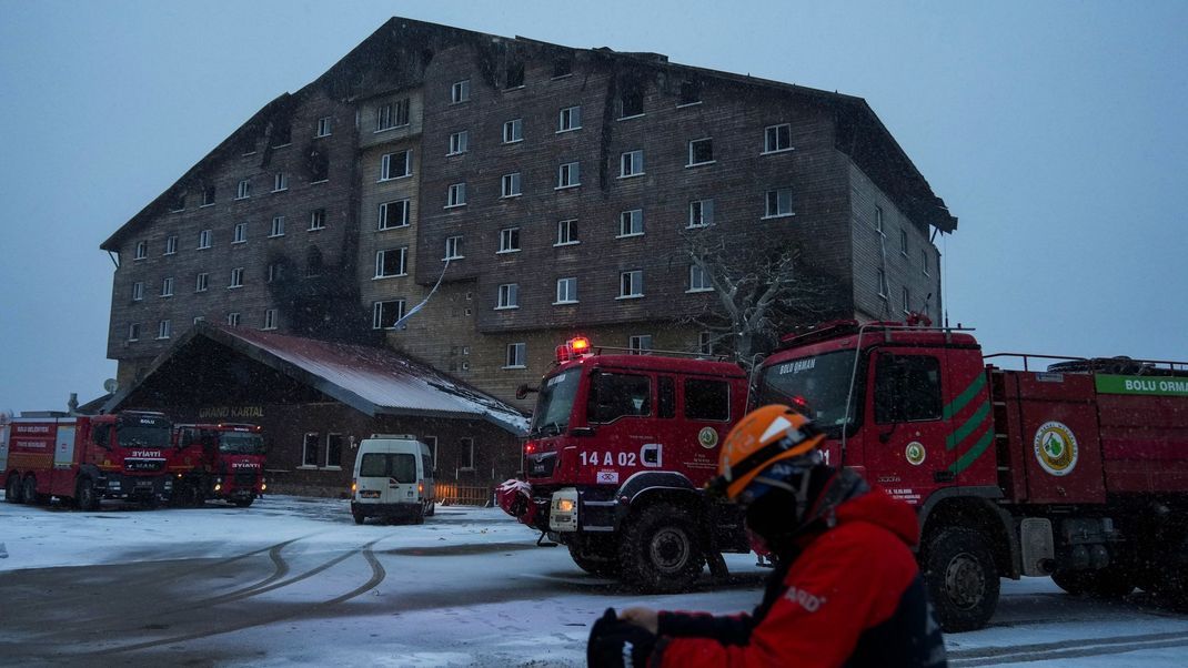 Bei dem verheerenden Brand im türkischen Bolu sind mindestens 76 Menschen gestorben.