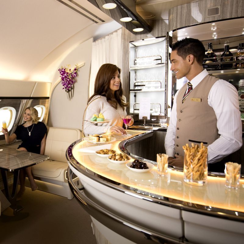 Bis zu rund 26.500 Euro kostet das Ticket von Los Angeles nach Dubai - wenn Reisende bei Emirates die First-Class-Privatsuite buchen. Im Preis inbegriffen sind Champagner, Häppchen und eine Spa-Dusche. Auch eine On-Board-Lounge gibt es.