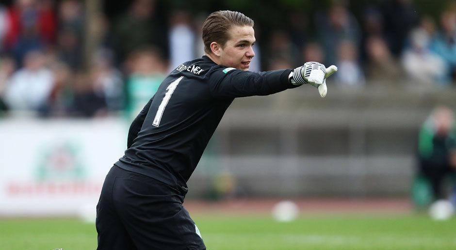 
                <strong>Luca Plogmann (SV Werder Bremen/Tor)</strong><br>
                Dass Plogmann überhaupt im Tor steht, hat er gewissermaßen dem aktuellen Werder-Coach Florian Kohfeldt zu verdanken. Noch in der U14 lief der Shootingstar als Feldspieler auf, in der U15 musste er aufgrund eines krankheitsbedingten Ausfalls bei einem Hallenturnier plötzlich ins Tor – und ließ sich von Kohfeldt und dem früheren Cheftrainer Viktor Skripnik überzeugen, dort zu bleiben. Eine gute Entscheidung.
              