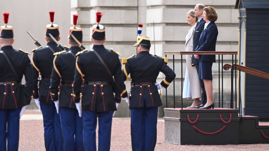 Prinz Edward und Herzogin Sophie springen&nbsp;beim 120. Jahrestag der Entente Cordiale vor dem Buckingham-Palast für König Charles ein.