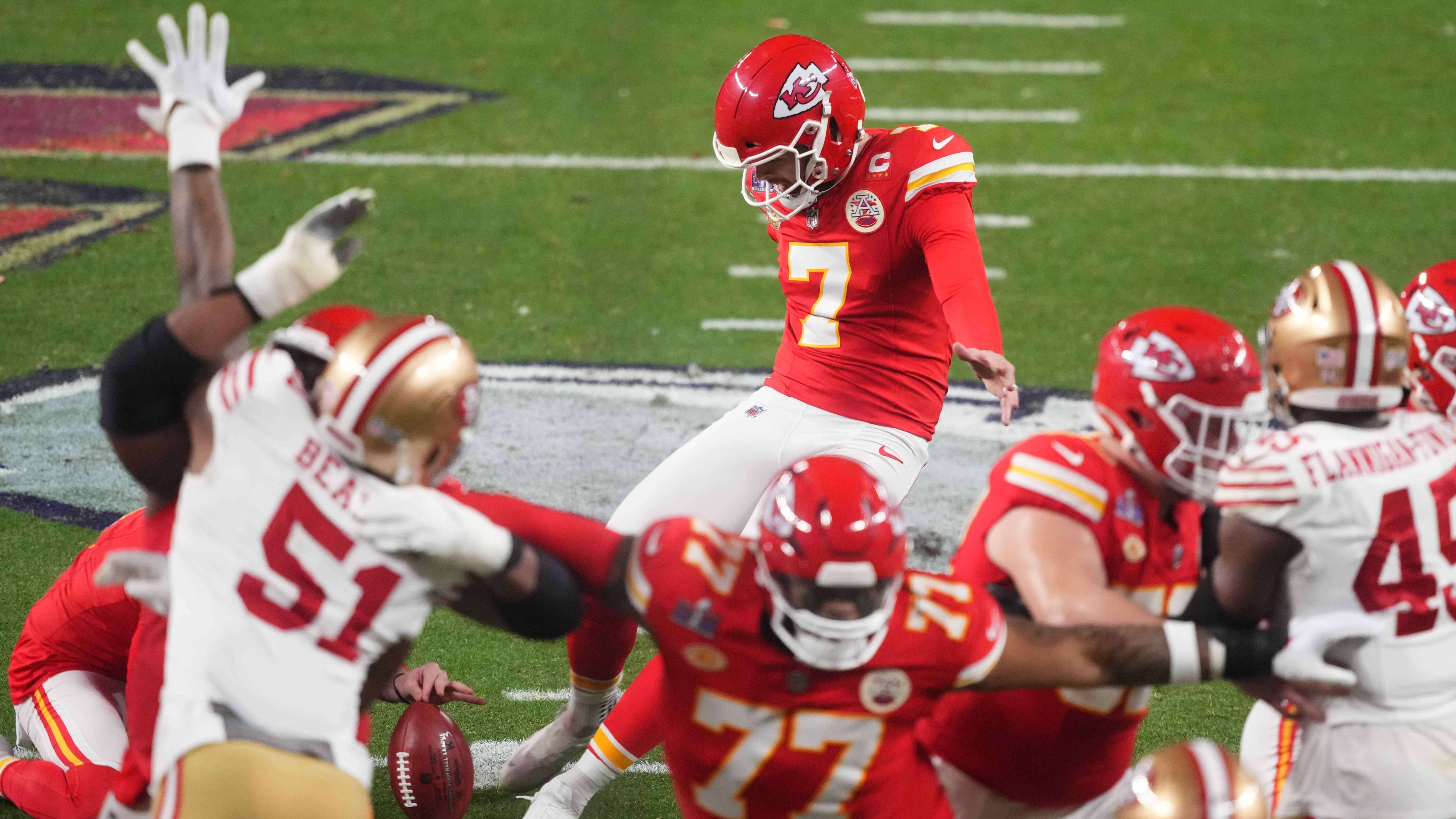 <strong>Meiste Field Goals: 9</strong><br>Gleich vier Mal durfte Harrison Butker sein Können per Field Goal beweisen. So rettete er die Chiefs auch aus 29 Yards in die Overtime. Es war sein neuntes Field Goal in einem Super Bowl - einmalig.