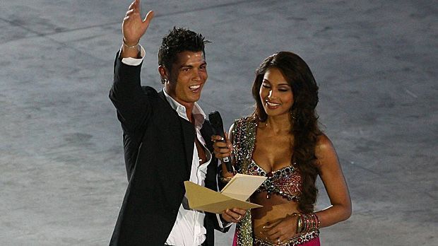 
                <strong>Bipasha Basu</strong><br>
                Ronaldo macht auch vergebenen Damen schöne Augen. Mit Bollywood-Schauspielerin Bipasha Basu (re.) vergnügt er sich in einem Club und tanzt mit der Inderin durch die Nacht. Auf einem Foto sollen die beiden sogar knutschend zu sehen sein. Dabei ist Basu damals mit ihrem Schauspiel-Kollegen John Abraham liiert.
              