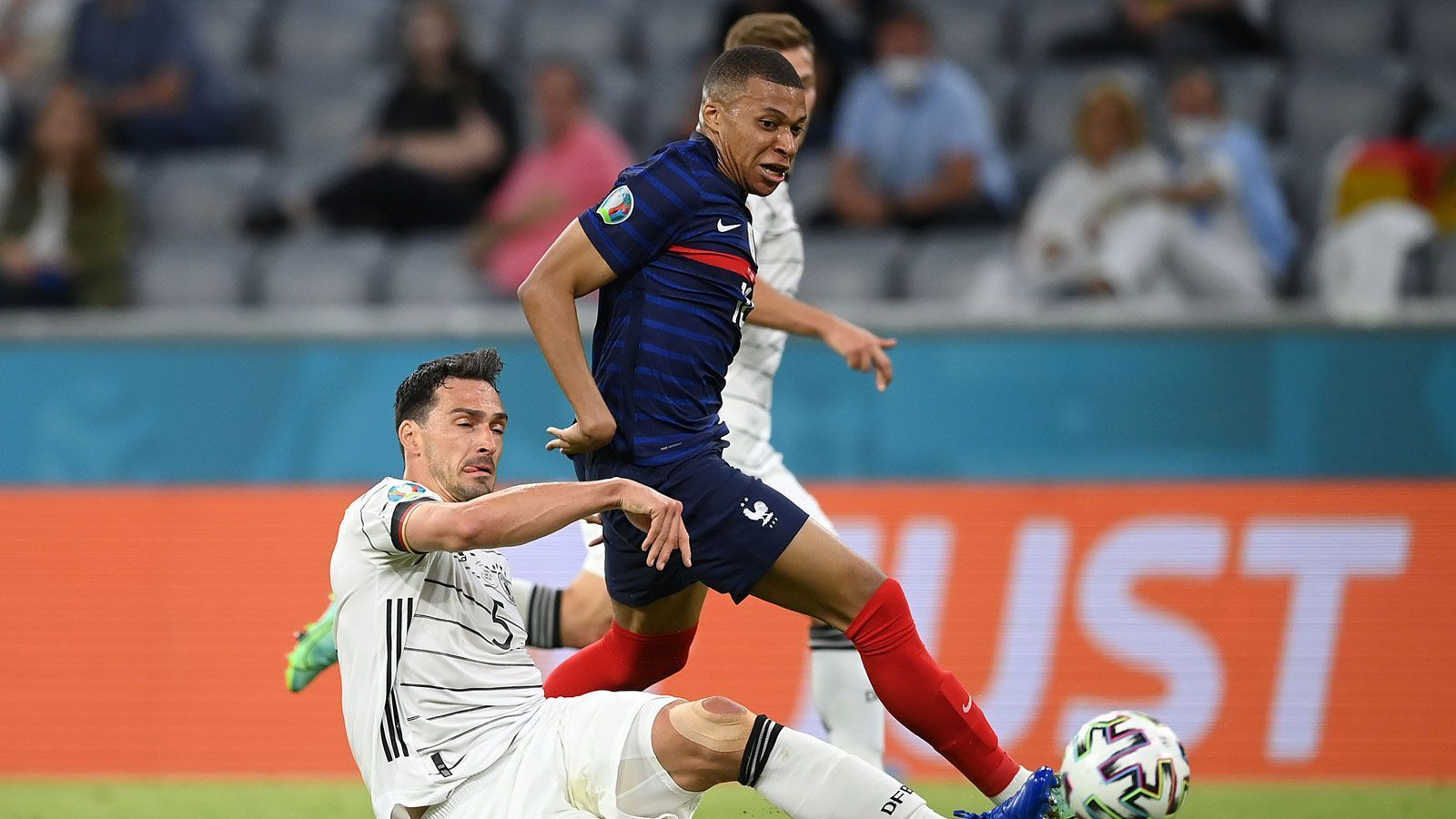 
                <strong>Kylian Mbappe (Frankreich)</strong><br>
                Wenn der Stürmer-Star von Paris St.-Germain antritt geht jedes Mal ein Raunen durch das Stadion. Hat einfach ein irres Tempo drauf und strahlt alleine damit jedes Mal aufs Neue in der französischen Offensive Gefahr aus. Trifft in der zweiten Halbzeit ins Tor – allerdings aus einer Abseitsposition heraus. In manchen Situationen glücklos. ran-Note: 3
              