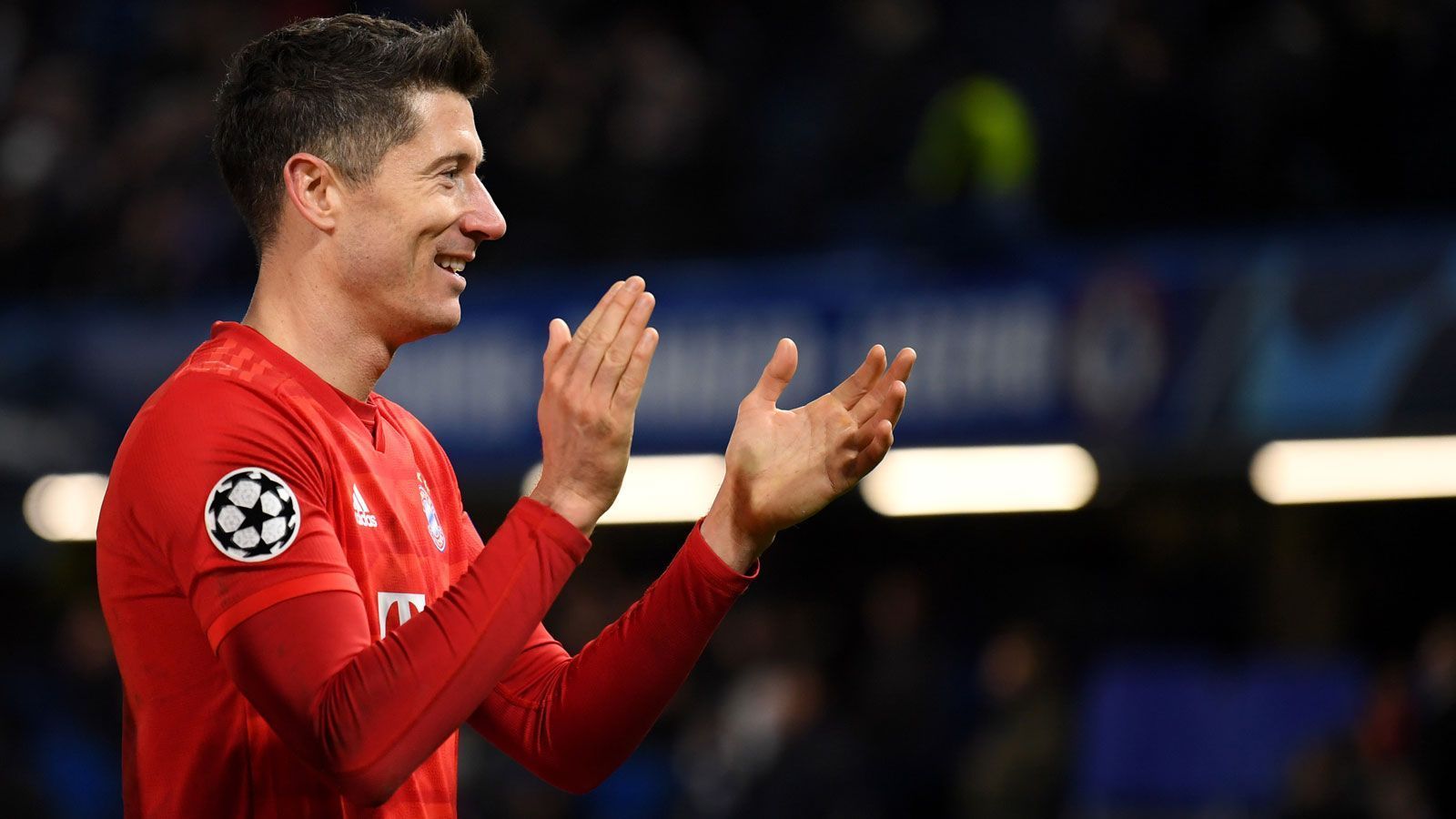 
                <strong>Robert Lewandowski (FC Bayern München)</strong><br>
                Alter: 32 Jahre -Position: Stürmer
              