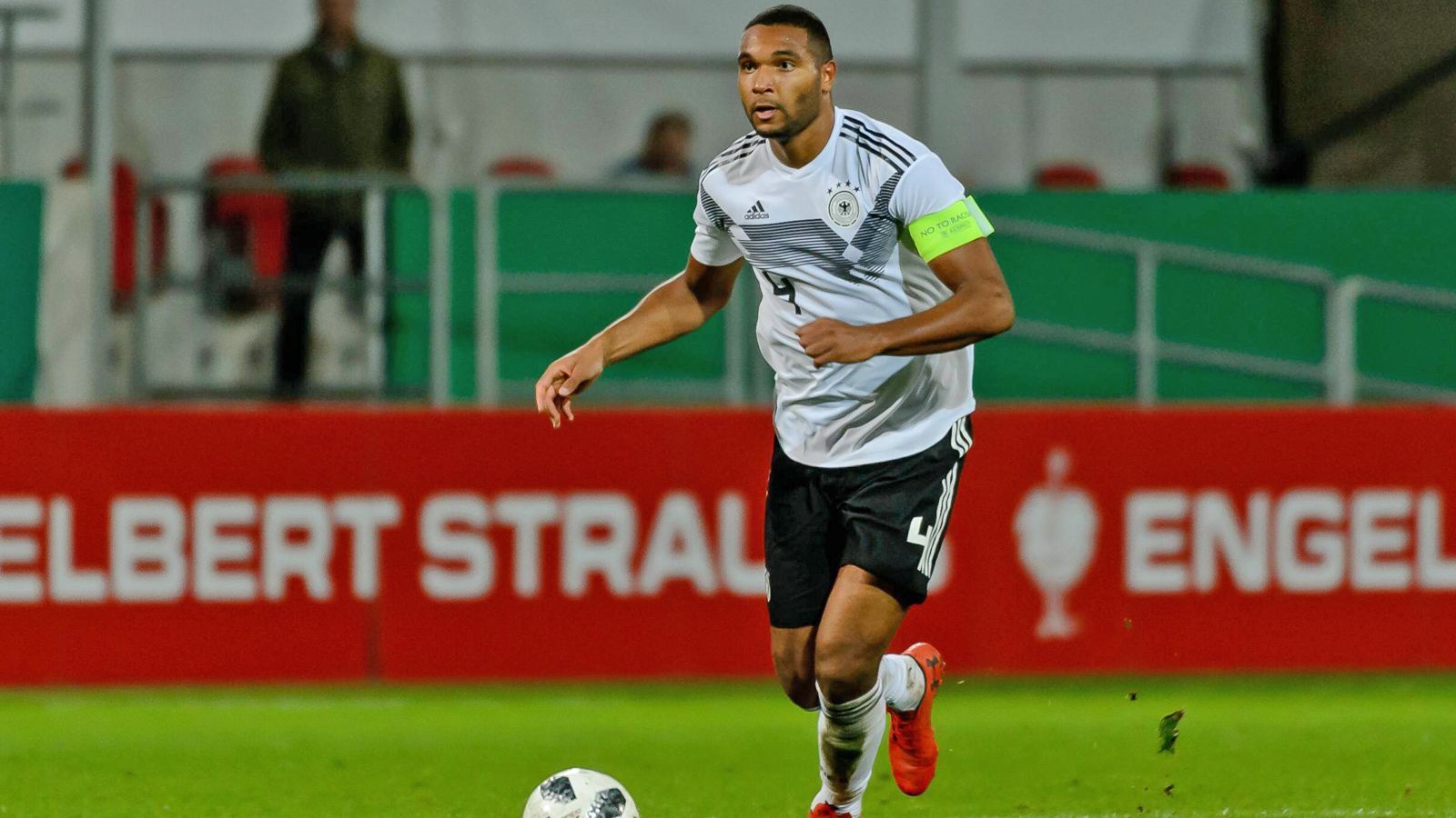 
                <strong>4 Jonathan Tah</strong><br>
                Position: AbwehrVerein: Bayer 04 LeverkusenAlter: 21 JahreU21-Länderspiele: 9/0 ToreA-Länderspiele: 5/0 Tore125 Bundesligaspiele/4 Tore, 23 Zweitligaspiele/0 Tore
              