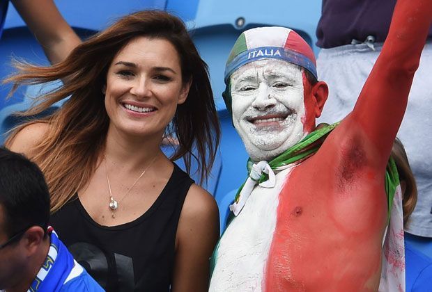 
                <strong>Verrückt, sexy, skurril: Fans in Brasilien</strong><br>
                Italien ist raus. Zum Trost hat sich dieser Italien-Anhänger aber immerhin ein Foto mit Alena Seredova, der hübschen Frau von Italien-Torwart Gianluigi Buffon, gesichert.
              