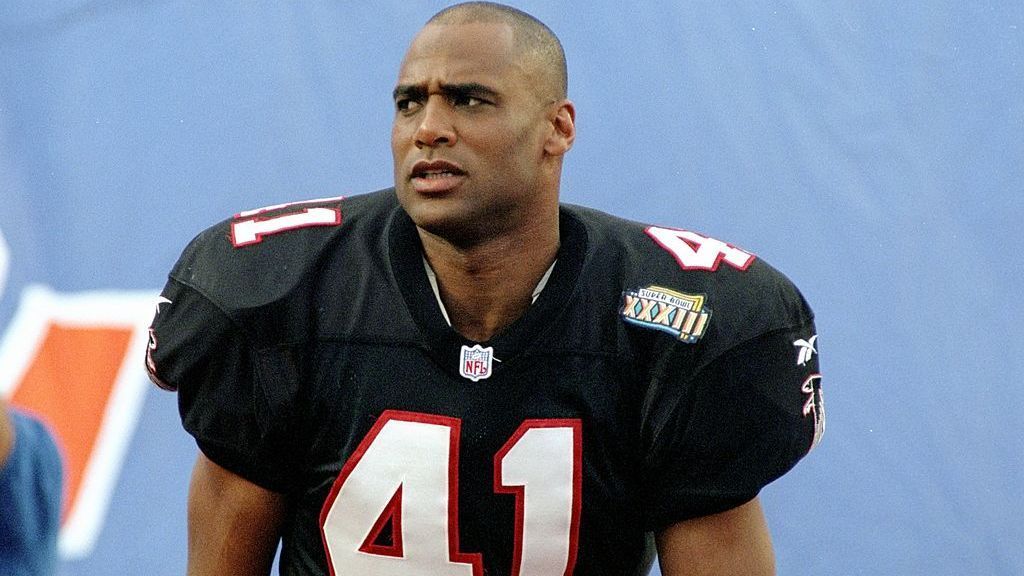 
                <strong>Super Bowl XXXIII: Blowjob statt Bettruhe</strong><br>
                In der Super-Bowl-Woche dürfen die Spieler auf Kosten der NFL ihre Familien mit an den Spielort nehmen. Das tat auch Atlanta-Falcons-Defensive Back Eugene Robinson. Allerdings hatte Robinson in der Nacht vor dem Super Bowl XXXIII Lust auf Ausgang, welcher in einem Angebot an eine Frau endete, ihm für 40 Dollar einen Blowjob zu geben. Blöderweise war diese Frau Zivilpolizistin und verhaftete Robinson kurzerhand, der die Nacht vor dem Super Bowl in einer Zelle verbrachte. Robinson spielte nicht im 33. Super Bowl, ohne ihn verloren die Falcons mit 19:34 gegen die Denver Broncos.
              