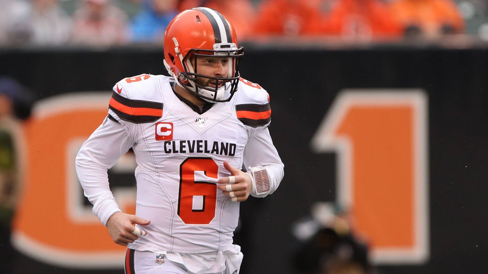 
                <strong>Baker Mayfield (Cleveland Browns)</strong><br>
                Ein gutes Rookie-Jahr steht einer schlechten zweiten Saison entgegen. Dabei hatte Mayfield in der vergangenen Saison bessere Waffen als in seiner ersten Spielzeit zur Verfügung und entwickelte sich spielerisch sogar etwas zurück. Ein Jahr später haben die Cleveland Browns in der Offseason wieder einiges investiert, Mayfield hat eine gute Offensive Line und mit Austin Hooper kommt neben Odell Beckham Jr., Jarvis Landry, David Njoku, Nick Chubb und Kareem Hunt eine neue Anspielstation hinzu. Kann der Quarterback seine Fehler nicht abstellen und führt sein Team nicht in die Playoffs, könnte Mayfield ein Szenario wie Jameis Winston oder Marcus Mariota drohen.
              