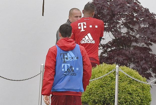 
                <strong>Bayern-Zoff im Training</strong><br>
                Bedröppelt und ohne einen Blick für den anderen schleichen die beiden Bayern-Stars in die Umkleide.
              
