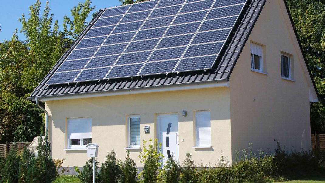 Die Nachfrage nach der eigenen Solaranlage auf dem Dach ist in Deutschland sprunghaft gestiegen. 