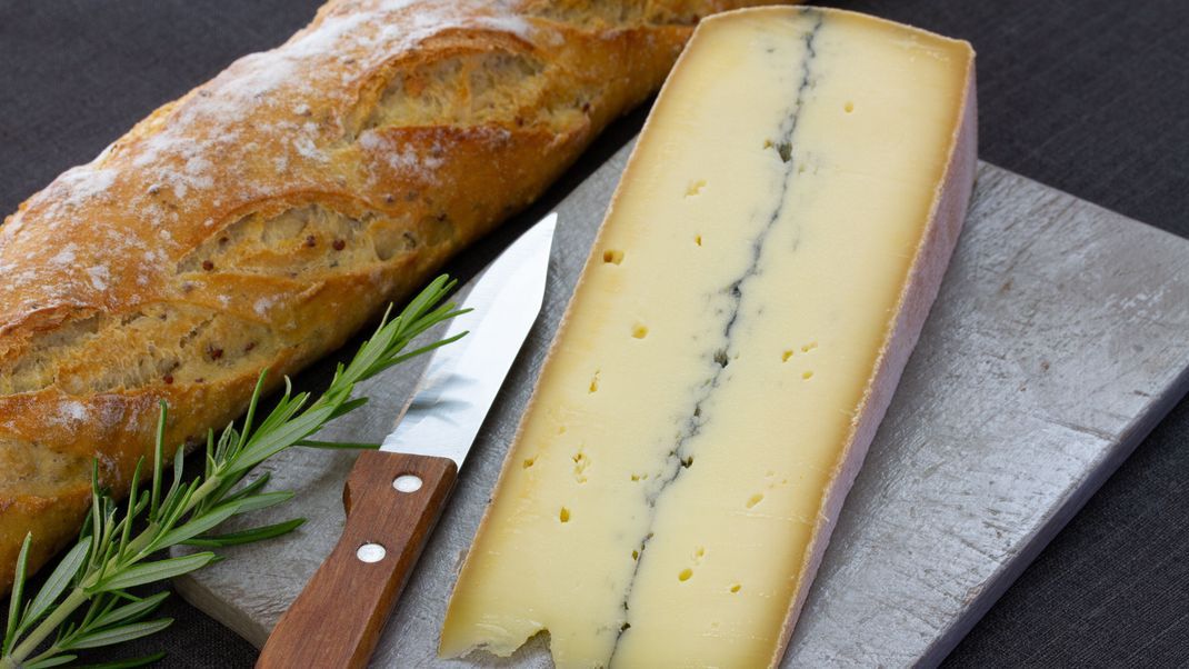 Die Käsesorte "Assiette nature Morbier moutarde" der Käserei Fromagerie Jean Perrin wird wegen einer Kontamination mit Bakterien zurückgerufen. (Symbolbild)