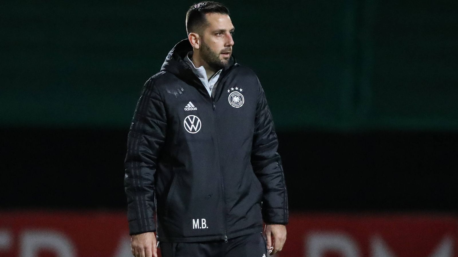 
                <strong>Gewinner: Mads Buttgereit</strong><br>
                Welch steiler Aufstieg! Nachdem Mads Buttgereit als Trainer für Standardsituationen des dänischen Erstligisten FC Midtjylland und als Co-Trainer der dänischen U18-Nationalmannschaft tätig war, wurde er unter Hansi Flick zum Standard-Trainer der deutschen Nationalmannschaft ernannt. "Als Hansi anrief, dachte ich, da verarscht mich jemand", erzählte Buttgereit.
              