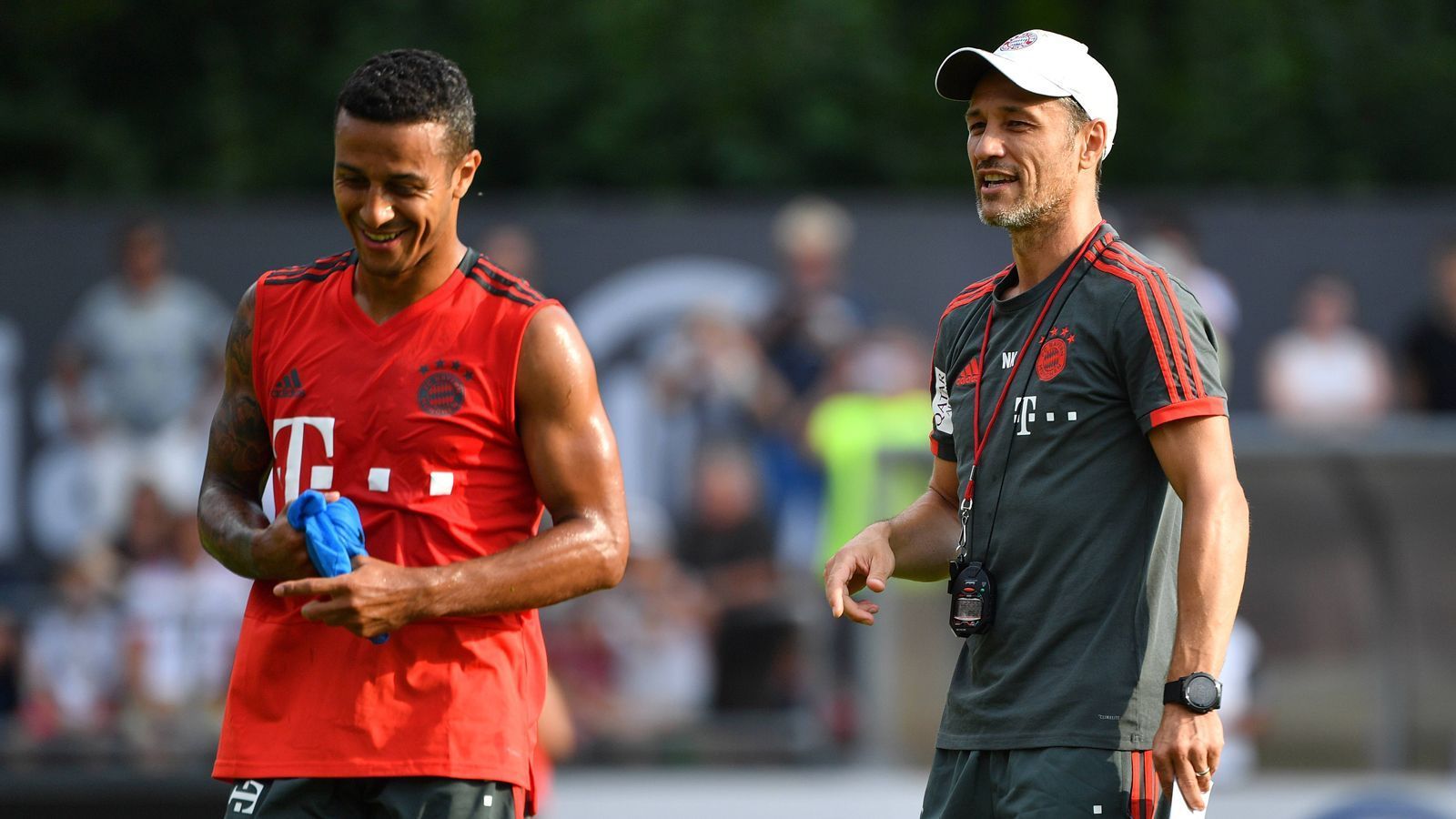 
                <strong>Thiago</strong><br>
                Auch für Landsmann Thiago standen nach der Saison keine Länderspiele mehr an. Der Spanier steht somit ausgeruht beim Trainingsauftakt des FC Bayern auf dem Platz.
              