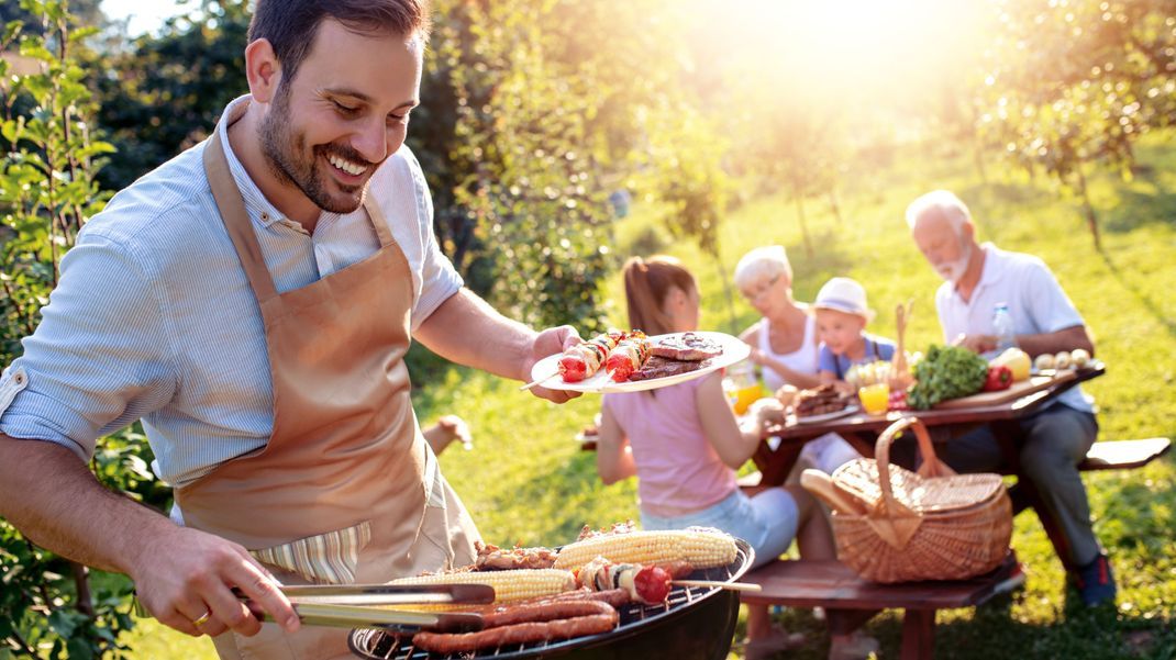 Du planst eine Grillparty, bist aber unsicher, welche Bratwürstchen am besten geeignet wären? Wir verraten dir, welche laut Stiftung Warentest die Besten sind.