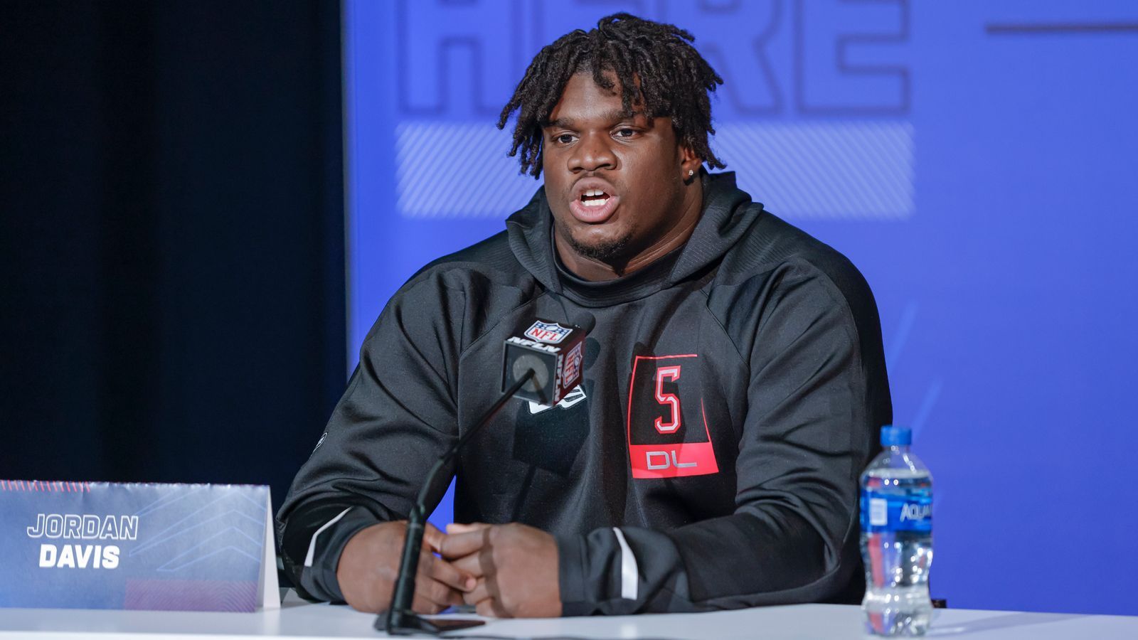 
                <strong>Mit 155 Kilogramm zur Bestmarke</strong><br>
                Besonders viel Aufsehen erregte der 155 Kilo schwere Jordan Davis. Der Defensive Tackle legte den 40-Yard-Dash binnen 4,78 Sekunden zurück und stellte damit die schnellste Zeit auf, die beim Combine bei einem Spieler mit seinem Gewicht jemals gemessen wurde. Nicht nur deshalb ist er einer der Gewinner des diesjährigen Combine.
              