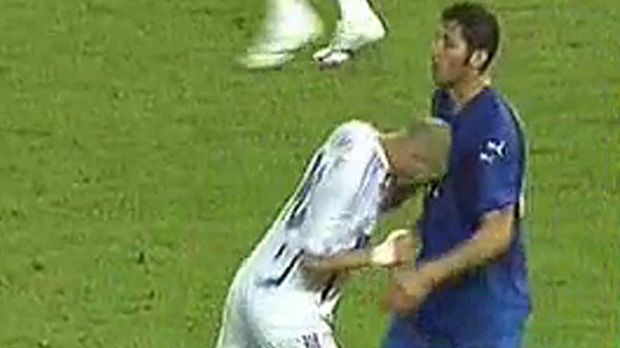 
                <strong>Zidane: Mit dem Kopf in den Materazzi</strong><br>
                Die WM 2006 in Deutschland ist der Schlussakt für einen ganz Großen des Weltfußballs: Zinedine Zidane. Der Mittelfeld-Star führt das wahrlich nicht überragend besetzte Team ins Finale von Berlin. Dort trifft er gegen Italien per Elfer zum frühen 1:0. Doch in der Verlängerung brennen dem Ballvirtuosen die Sicherungen durch. Als Marco Materazzi Zidanes Schwester beleidigt, stößt dieser ihn mit dem Kopf gegen die Brust. Frankreichs vermeintlicher WM-Held fliegt mit Rot vom Platz - übrigens zum 15. Mal in seiner ruhmreichen Karriere.
              