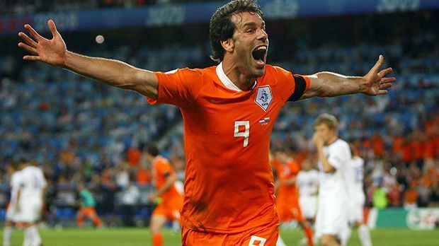 
                <strong>Platz 5: Ruud van Nistelrooy</strong><br>
                Platz 5: Ruud van Nistelrooy - 6 Tore. Der Holländer war bei seinen sechs Treffern einer der effizientesten Torjäger: Er brauchte für dafür nur acht Spiele bei den Europameisterschaften 2004 und 2008.
              