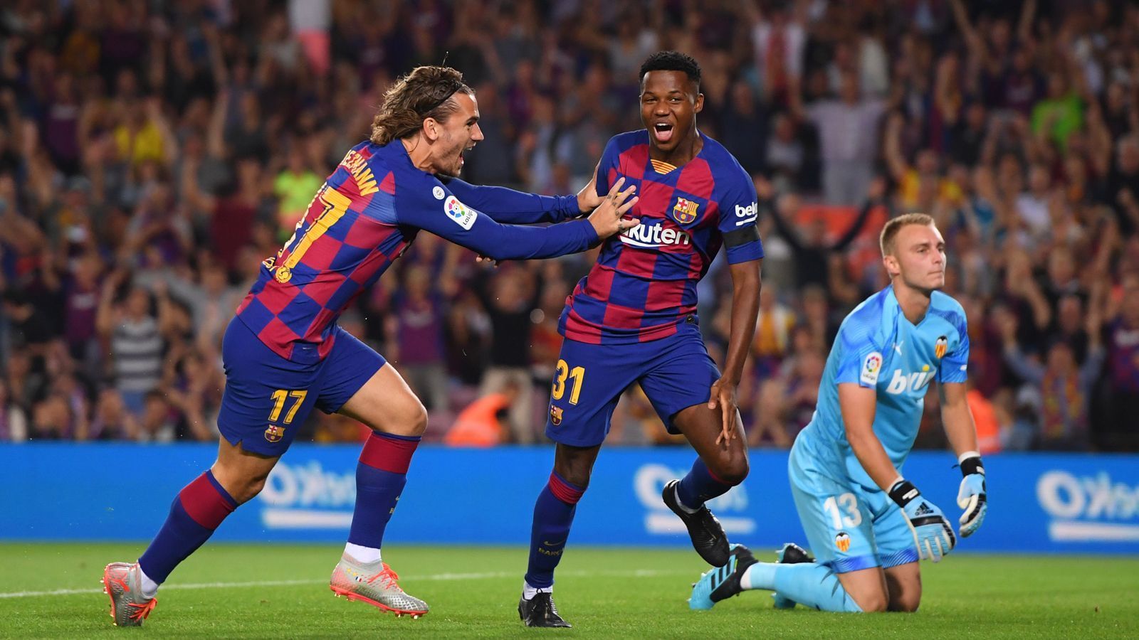 
                <strong>Ansu Fati, FC Barcelona</strong><br>
                Während die meisten 16-Jährigen wohl noch davon träumen, eines Tages für den FC Barcelona aufzulaufen, lass Ansu Fati Taten sprechen. Der 16-Jährige spielte bereits in drei Partien für "Barca" und lieferte richtig ab: Zwei Tore und eine Vorlage gehen auf das Konto des Youngsters. Laut transfermarkt.de liegt sein Marktwert bei 25 Millionen Euro.
              