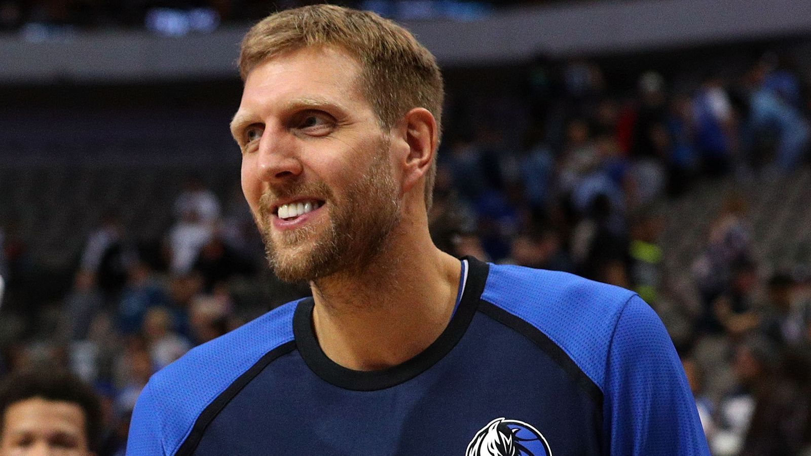 
                <strong>Dirk Nowitzki (Dallas Mavericks): 21 Jahre</strong><br>
                Der langjährige deutsche Nationalspieler ist seit dem Spiel gegen die Suns offiziell die alleinige Nummer 1 in dieser Rangliste. Er verkörpert die Dallas Mavericks wie kaum ein anderer. Der Würzburger war es auch, der die Mavs 2011 zu ihrem ersten und einzigen Meistertitel führte. Nach der Saison wird "Dirkules" seine Karriere vermutlich beenden. Er sagte aber, dass er diese Entscheidung erst nach der Spielzeit treffen werde.
              