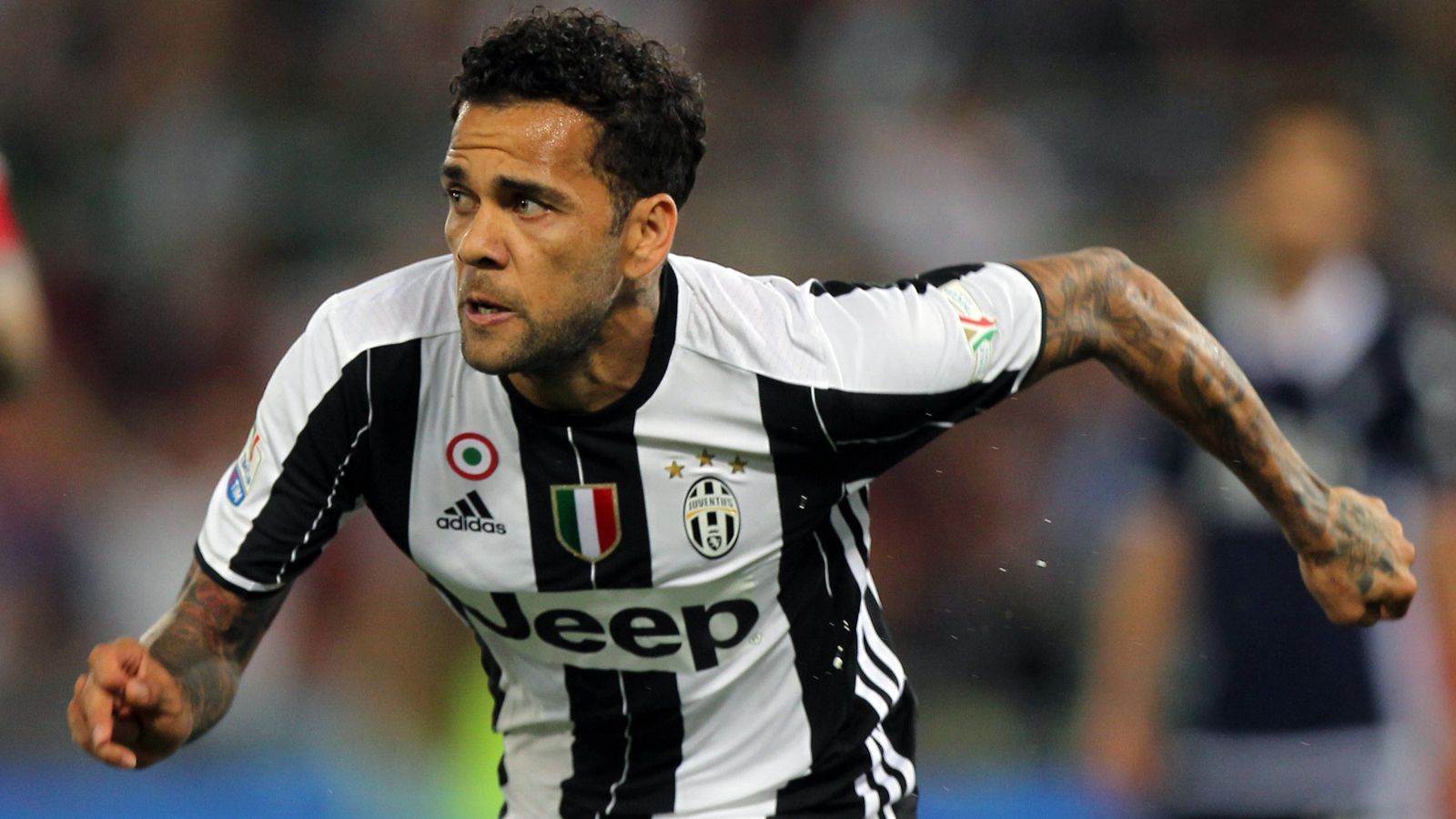 
                <strong>Dani Alves</strong><br>
                Der brasilianische Außenverteidiger Dani Alves hatte sich im Sommer 2016 vom FC Barcelona verabschiedet. Er wechselte damals als ablösefreies Schnäppchen zu Juventus Turin und räumte mit den Italienern gleich das nationale Double ab. Nach nur einer Saison war aber schon wieder Schluss für Alves in Turin. Für die "Alte Dame" lief er 33 Mal in Pflichtspielen auf (sechs Tore). Danach ging es für den mittlerweile 39-Jährigen zu Paris St. Germain, anschließend zum FC Sao Paulo und zuletzt wieder zurück nach Barcelona.
              