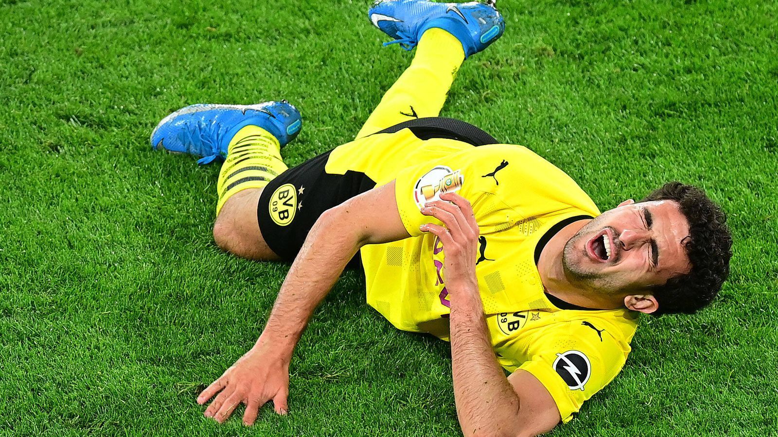 
                <strong>Mateu Moreys Verletzung schockt Borussia Dortmund</strong><br>
                Trainer Edin Terzic meint nach der Partie: "Wenn man es gesehen hat und vor allem wenn man seine Reaktion gehört hat und weiß, was für ein fantastischer Junge er ist, tut das unglaublich weh."
              
