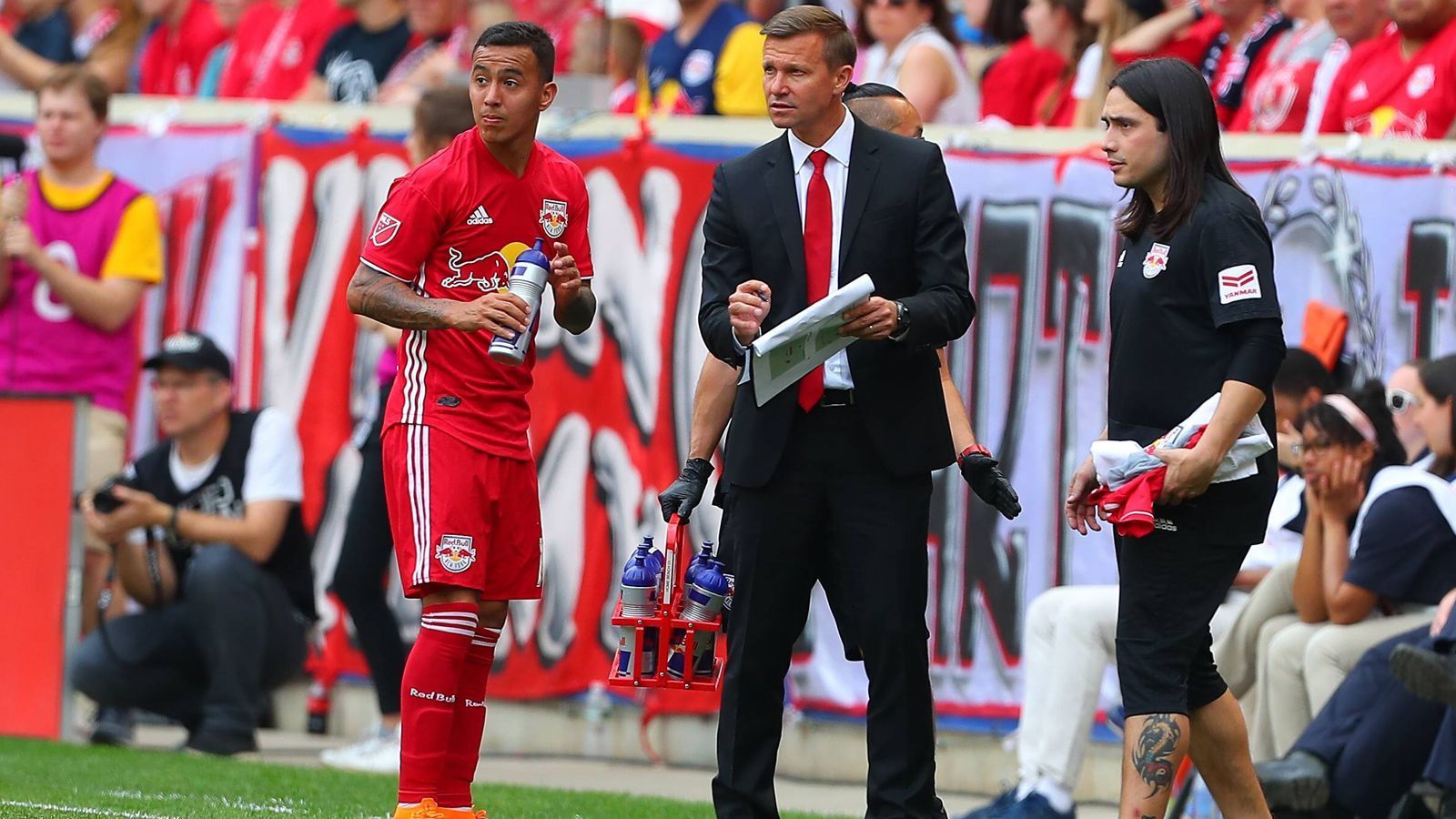 
                <strong>Wie Jesse Marsch vom Beckham-Rivalen zur heißen Trainer-Aktie wurde</strong><br>
                Bis 2010 stand Marsch selbst auf dem Feld, danach wechselte er direkt ins Trainergeschäft. Gleich bei seiner ersten Station war er im Betreuerstab der US-Nationalmannschaft, die damals von Bob Bradley (Vater des früheren Gladbachers Michael Bradley) trainiert wurde. Danach folgten unter anderem Cheftrainer-Posten bei den MLS-Klubs Montreal Impact und New York Red Bulls. Beim Klub aus dem Red-Bull-Fußballimperium saß er von 2015 bis 2018 bei über 150 Pflichtspielen auf der Bank. Durch dieses Engagement im Big Apple machte sich der Trainer mit seiner mutigen, pressingorientierten Spielweise interessant für einen Karrieresprung innerhalb der Red-Bull-Fußballklubs - und dieser kam dann auch fast zwangsläufig. 
              