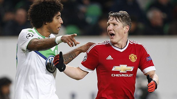 
                <strong>Schweinsteiger "hustete" und "stotterte" in Wolfsburg </strong><br>
                Bastian Schweinsteiger musste sich noch mehr gefallen lassen. Die Zeitung "The Guardian" war wenig begeistert vom Auftritt des 31-Jährigen. "Der Fußballer, der lange Zeit wie ein Mercedes schnurrte, hustete und stotterte, während die Spieler mit dem VW-Logo auf der Brust immer wieder an ihm vorbeirasten".
              