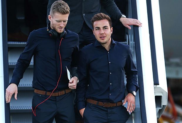 
                <strong>"Fanhansa"-Flug hebt Richtung Brasilien ab</strong><br>
                Ohne ihren Kumpel Marco Reus müssen Andre Schürrle und Mario Götze in den Flieger steigen. Auf die beiden Offensivkräfte wird es nach der Verletzung von Reus noch mehr ankommen. 
              