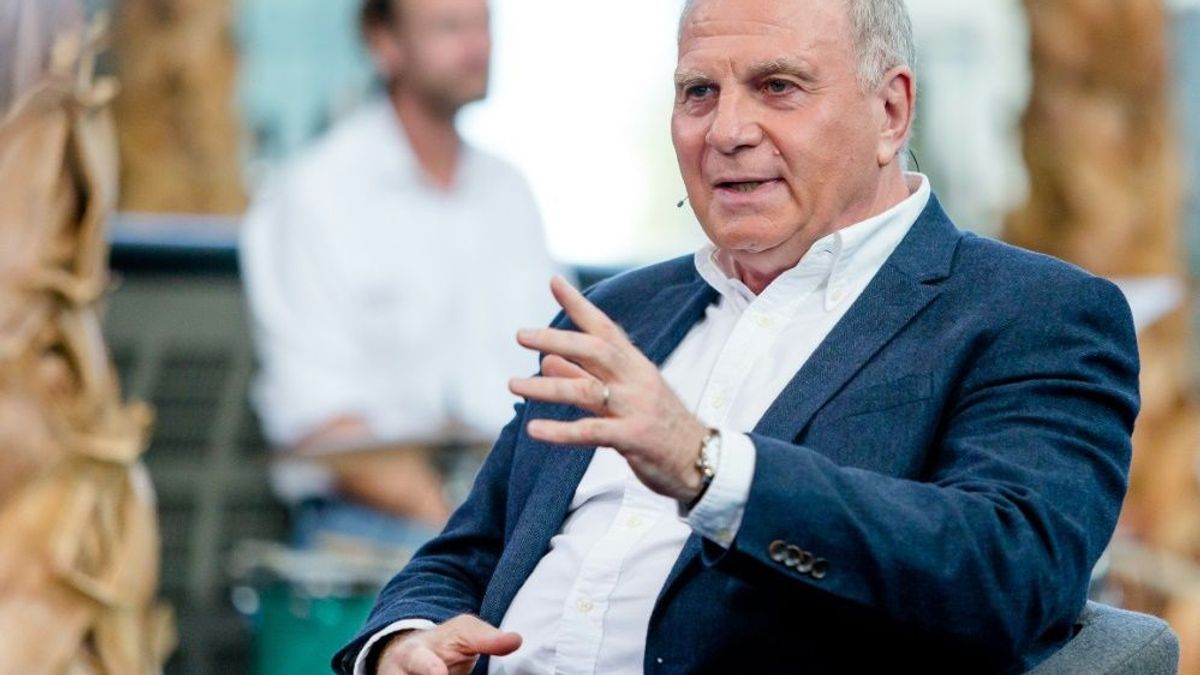 Im Doppelpass verteidigte Uli Hoeneß Franz Beckenbauer