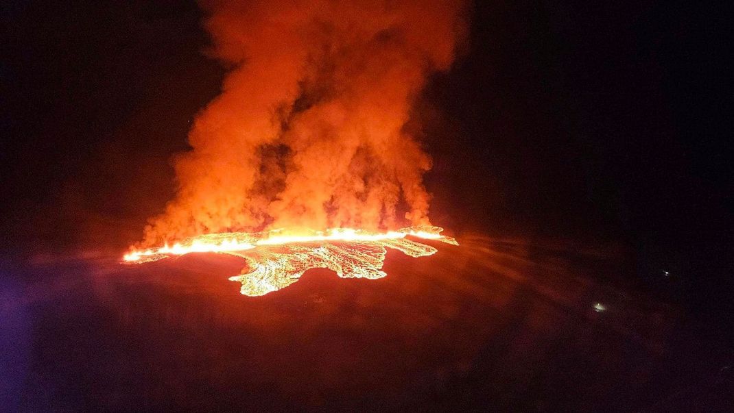 Wenige Stunden vor der Eruption wurde eine neue intensive Erdbebenserie mit mehr als 200 Erschütterungen verzeichnet.