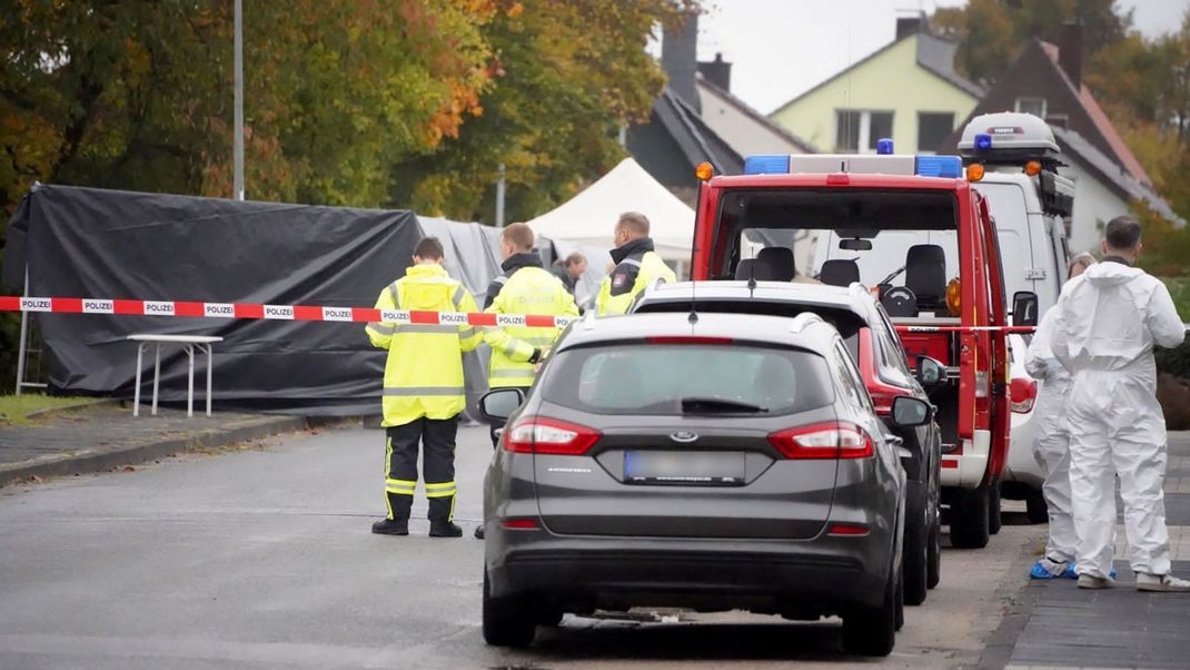 Ermittler stehen in einem von der Polizei abgesperrten Bereich, nachdem die Leiche des Obdachlosen gefunden wurde. 