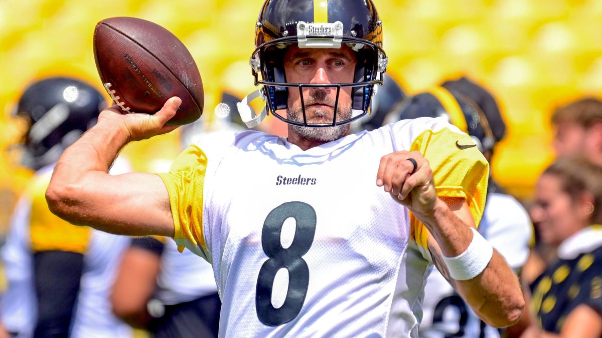 Pittsburgh Steelers quarterback Aaron Rodgers (8) throws during the joint practice between the Pittsburgh Steelers and the Tampa Bay Buccaneers at Acrisure Stadium on Thursday, August 14, 2025 in P...