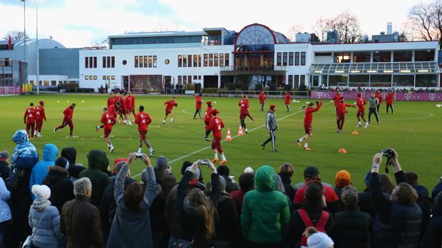 
                <strong>FC Bayern München</strong><br>
                FC Bayern München: Der deutsche Rekordmeister absolvierte seine erste Trainingseinheit im neuen Jahr mit der Unterstützung zahlreicher Fans auf dem Trainingsgelände an der Säbener Straße.
              