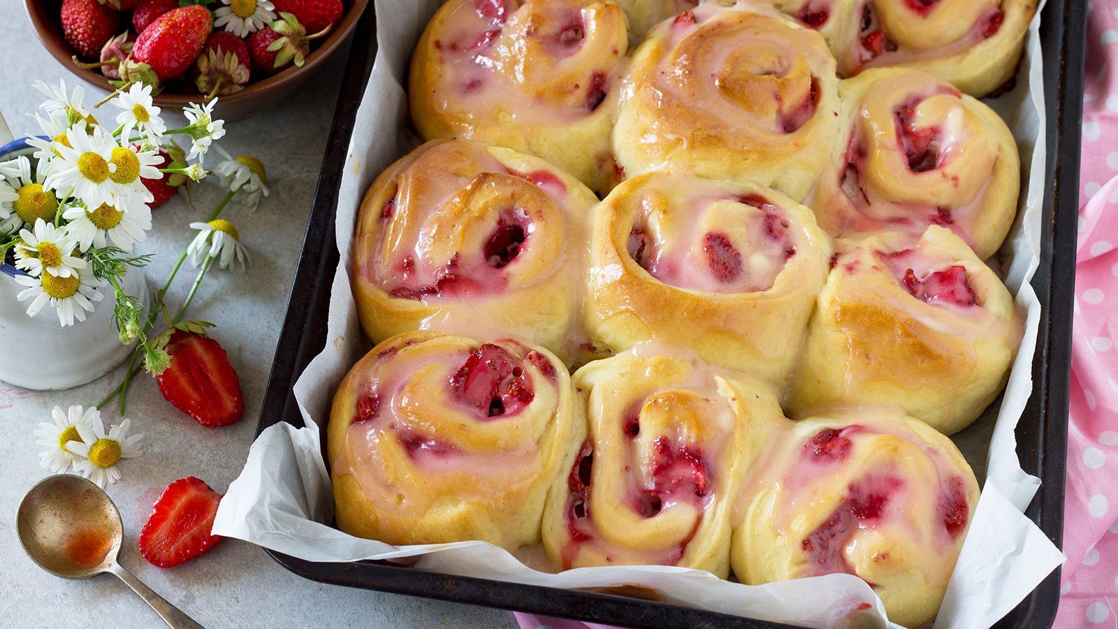 Rezept: Erdbeer-Vanillepudding-Schnecken | SAT.1 Frühstücksfernsehen