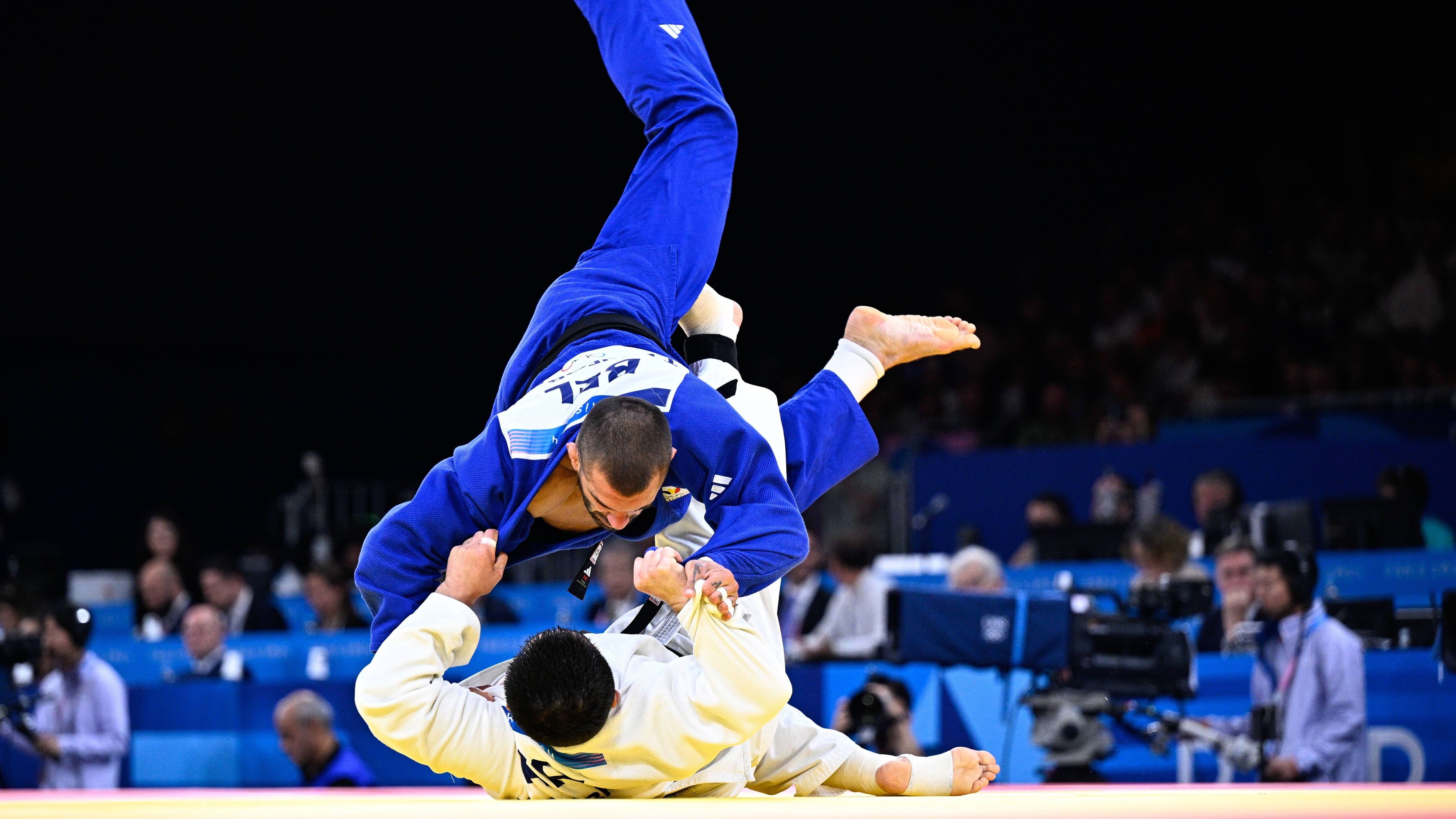 <strong>Olympia 2024: Die besten Bilder des sechsten Tages</strong><br>Hoch her ging's am Vormittag auch schon im Judo. Der Kasache Nurlykhan Sharkhan liegt hier zwar am Boden, konnte den Kampf gegen den Belgier Toma Nikiforov aber trotzdem für sich entscheiden.