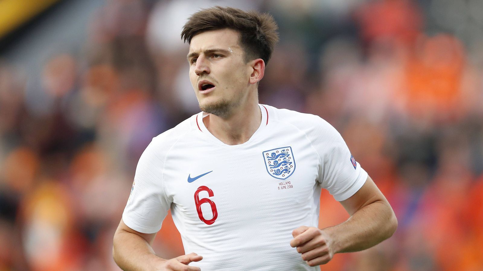 
                <strong>Innenverteidiger: Harry Maguire</strong><br>
                Neuer Verein: Manchester UnitedAbgebender Verein: Leicester CityAblösesumme: 87,4 Millionen EuroVertragslaufzeit: bis 2025
              