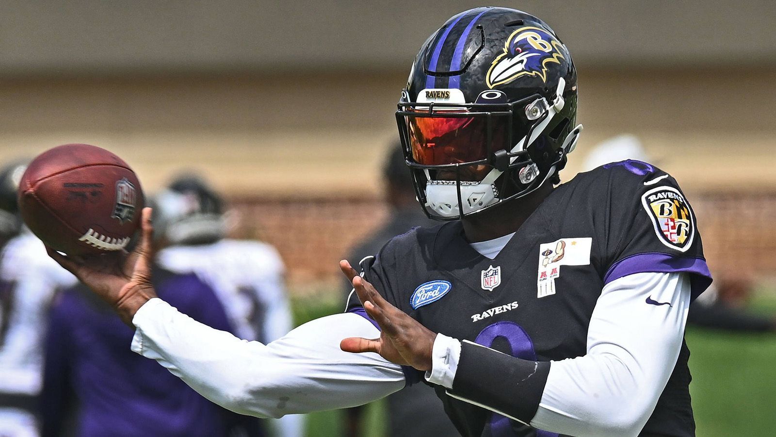 
                <strong>Baltimore Ravens (AFC North)</strong><br>
                Die AFC North war in der abgelaufenen Saison die umkämpfteste. Erst am letzten Spieltag verspielten die Baltimore Ravens ihre Playoff-Chancen und wurden sogar noch auf den geteilten letzten Platz ihrer Division durchgereicht - mit einer Bilanz von 8-9. Allerdings waren die Ravens gebeutelt von Verletzungen, Quarterback Lamar Jackson spielte nur eine Partie in den entscheidenden Wochen der Saison. Auch in der kommenden Saison muss er die Offense schultern, allerdings hat er traditionell eine starke Defense im Rücken. Die Konkurrenten heißen Cleveland Browns, die mehrere Wochen ohne Deshaun Watson auskommen müssen, Pittsburgh Steelers im Re-Build und Super-Bowl-Teilnehmer Cincinnati Bengals. Dennoch haben von allen genannten Teams die Ravens die vielleicht beste Chance auf den Divisionsieg.
              