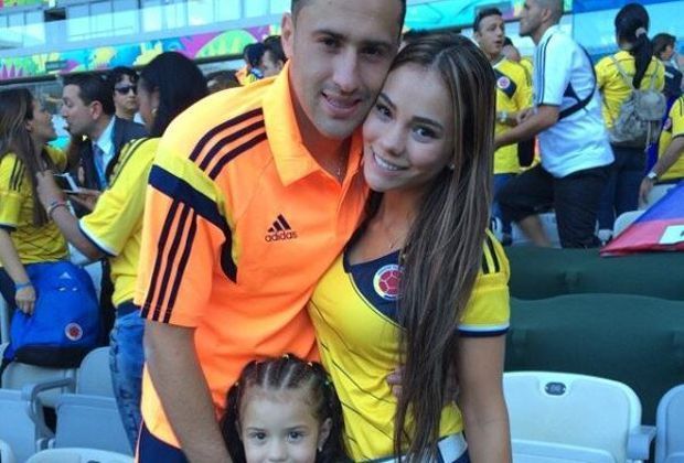 
                <strong>Jessica Sterling</strong><br>
                Der kolumbianische Torhüter David Ospina feiert gemeinsam mit seiner hübschen Ehefrau den 3:0-Sieg über Griechenland. 
              
